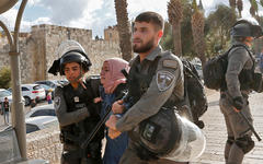Oficiales de la ocupación israelí llevan detenida a una palestina en la Puerta de Damasco, Jerusalén, el 19 de octubre de 2021. Foto: Flash90.