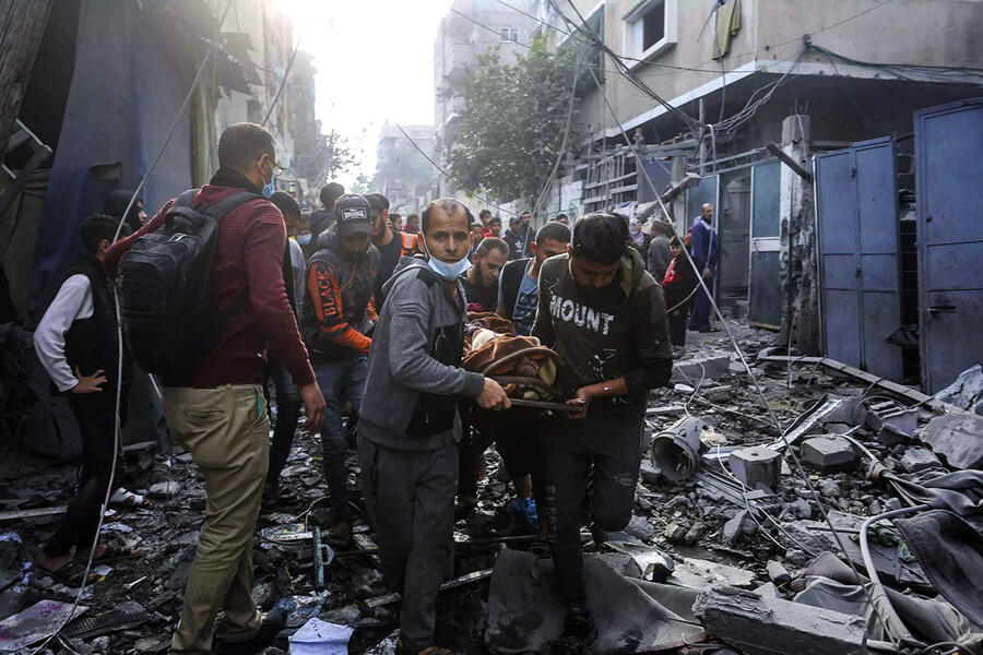 Evacuación de heridos palestinos tras bombardeo israelí sobre Rafah, Franja de Gaza | Diciembre 1, 2023 (Foto: Hatem Ali / AP) 