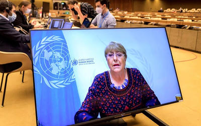 Michelle Bachelet, pronunciando su discurso de forma remota en la apertura de una reunión de emergencia del Consejo de Derechos Humanos de la ONU el 27 de mayo de 2021. Foto: AP. Michelle Bachelet, pronunciando su discurso de forma remota en la apertura de una reunión de emergencia del Consejo de Derechos Humanos de la ONU el 27 de mayo de 2021. Foto: AP.