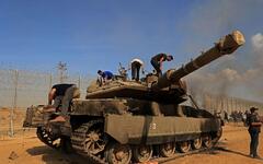 Combatientes palestinos toman el control de un tanque israelí Merkava después de cruzar a territorios palestinos ocupados desde Khan Yunis en el sur de Gaza | Octubre 7, 2023 (Foto: AFP) 