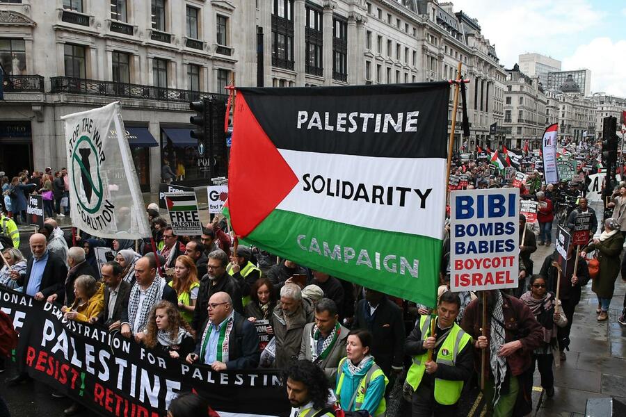 Movimiento a favor de Palestina marchan durante la manifestación anual del Primero de Mayo en Berlín, el 1 de mayo de 2017. (Keren Manor/Activestills.org)
