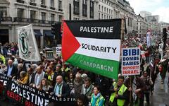 Movimiento a favor de Palestina marchan durante la manifestación anual del Primero de Mayo en Berlín, el 1 de mayo de 2017. (Keren Manor/Activestills.org)