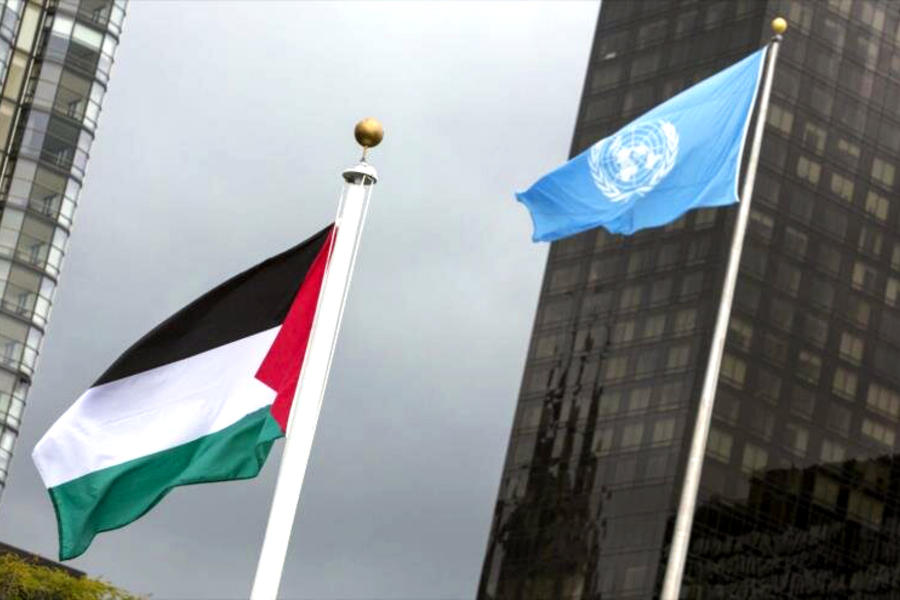 Las banderas de Palestina y de la Organización de las Naciones Unidas (ONU) izadas frente a la sede del organismo en Nueva York, EEUU