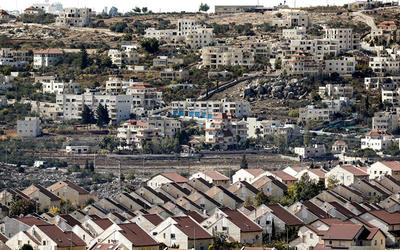 Casas de colonos judíos en el asentamiento de Ofra, en la Cisjordania ocupada, frente al pueblo palestino de Baytin (al fondo) | Palestina, Noviembre 17, 2016 (Thomas Coex / AFP) Casas de colonos judíos en el asentamiento de Ofra, en la Cisjordania ocupada, frente al pueblo palestino de Baytin (al fondo) | Palestina, Noviembre 17, 2016 (Thomas Coex / AFP)