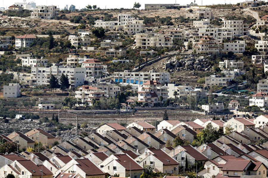 Casas de colonos judíos en el asentamiento de Ofra, en la Cisjordania ocupada, frente al pueblo palestino de Baytin (al fondo) | Palestina, Noviembre 17, 2016 (Thomas Coex / AFP)