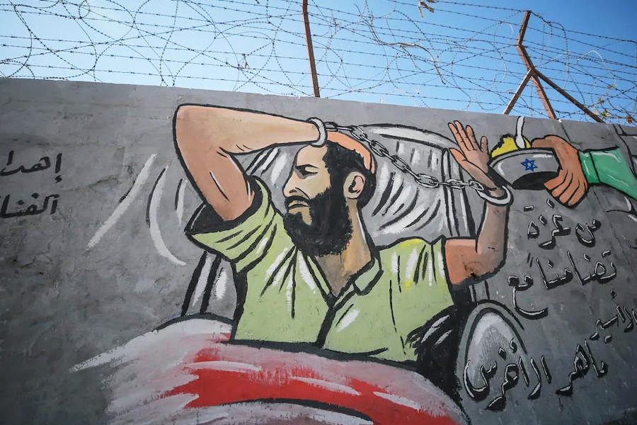 Grafiti en Gaza del prisionero palestino Maher Al-Akhras, quien ha estado en huelga de hambre durante 84 días el 18 de octubre de 2020. Foto: Anadolu.