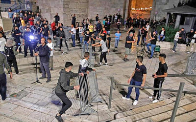 Los manifestantes palestinos eliminan las barreras metálicas en la Puerta de Damasco, Jerusalén. Foto: AFP. Los manifestantes palestinos eliminan las barreras metálicas en la Puerta de Damasco, Jerusalén. Foto: AFP.