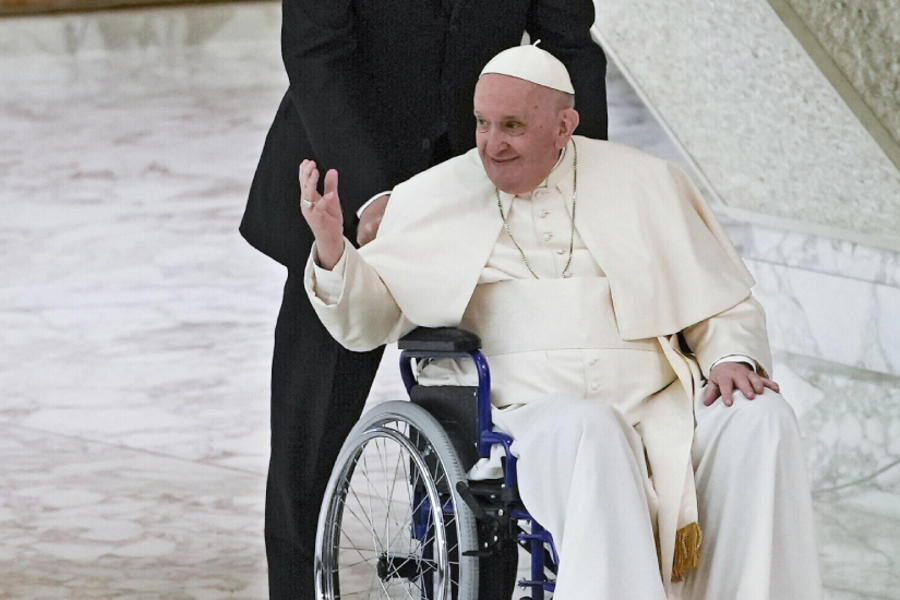 El papa Francisco llega en silla de ruedas para asistir a una audiencia con monjas y superiores religiosos en el Aula Pablo VI del Vaticano, el 5 de mayo de 2022. Foto: AP.