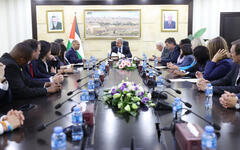 El primer ministro Mohammad Shtayyeh reunido hoy en Ramallah con una delegación de miembros del Congreso de los Estados Unidos. Foto: Shadi Hatem, Agencia de Noticias WAFA.