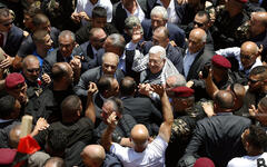 El presidente Mahmoud Abbas rodeado de residentes del campo de refugiados de Jenín (Foto: Mohammad Mansour / WAFA)