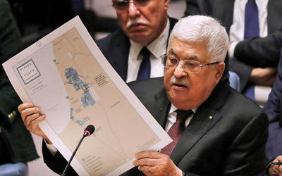 El presidente palestino, Mahmoud Abbas, sostiene un mapa mientras habla en el Consejo de Seguridad de la ONU, el 11 de febrero de 2020 en la ciudad de Nueva York. AFP El presidente palestino, Mahmoud Abbas, sostiene un mapa mientras habla en el Consejo de Seguridad de la ONU, el 11 de febrero de 2020 en la ciudad de Nueva York. AFP