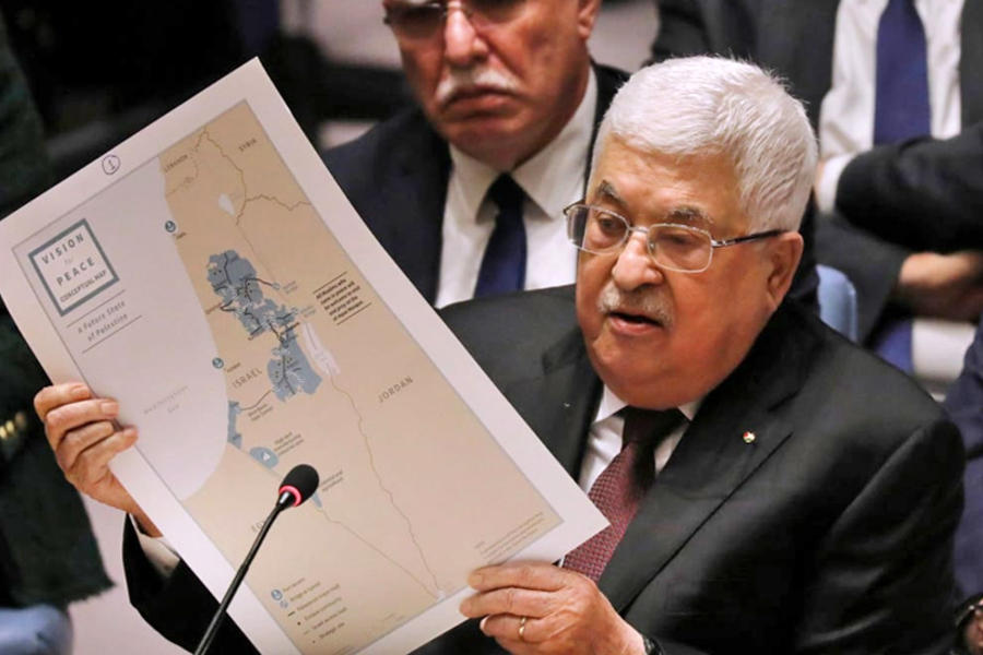 El presidente palestino, Mahmoud Abbas, sostiene un mapa mientras habla en el Consejo de Seguridad de la ONU, el 11 de febrero de 2020 en la ciudad de Nueva York. AFP