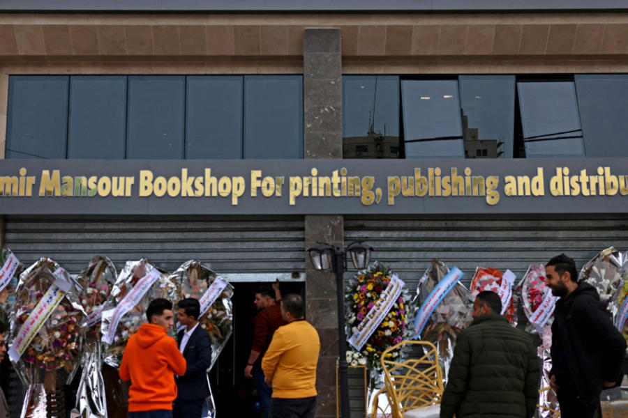 Palestinos asisten a la reapertura de la nueva librería Samir Mansour. Foto: AFP.