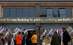 Palestinos asisten a la reapertura de la nueva librería Samir Mansour. Foto: AFP.