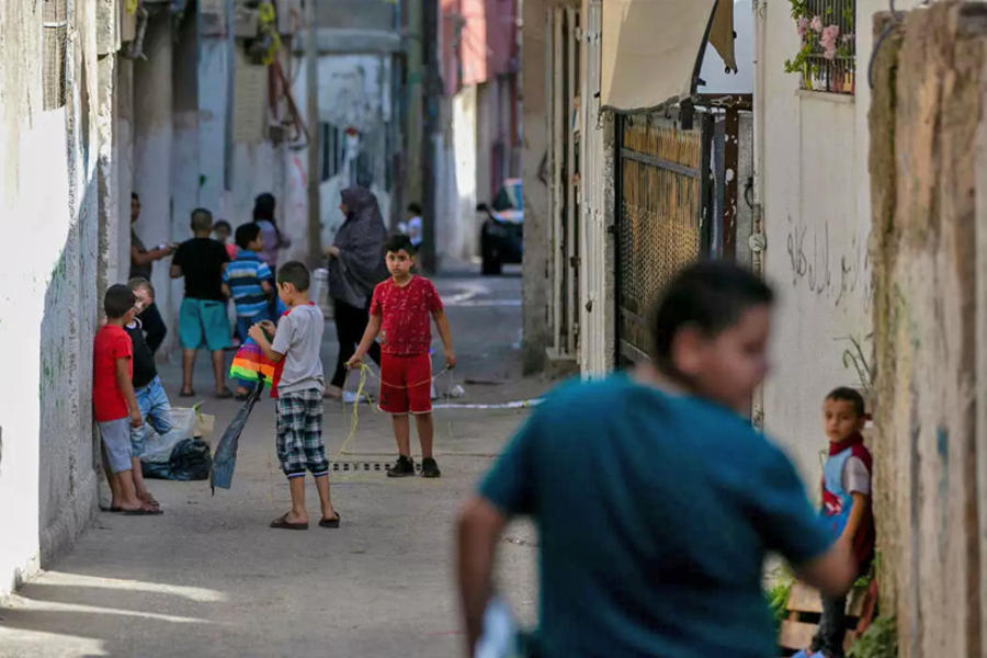 en el campamento de Al Amari, cerca de Ramallah en Cisjordania, se estima que 8 mil personas viven en menos de un kilómetro cuadrado. UNRWA comentó que el campamento sufre "graves problemas de hacinamiento".