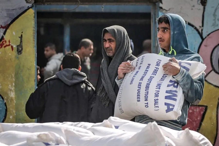 Palestino llevan la ayuda alimentaria proporcionada por el en la ciudad de Gaza, Gaza, el 15 de enero de 2018. Foto: Anadolu.