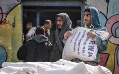 Palestino llevan la ayuda alimentaria proporcionada por el en la ciudad de Gaza, Gaza, el 15 de enero de 2018. Foto: Anadolu.