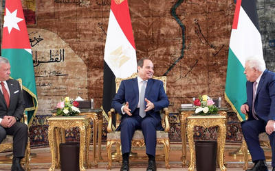 El rey jordano Abdullah II, el presidente egipcio Abdel Fattah Al Sisi, y el presidente de la Autoridad Palestina, Mahmoud Abbas, durante la cumbre tripartita en El Cairo. Foto: WAFA. El rey jordano Abdullah II, el presidente egipcio Abdel Fattah Al Sisi, y el presidente de la Autoridad Palestina, Mahmoud Abbas, durante la cumbre tripartita en El Cairo. Foto: WAFA.