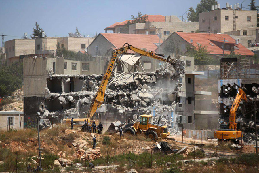 Demolición sionista de edificio en Ramallah para construir nuevos asentamientos (Julio 2015).