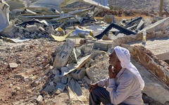 Un hombre se sienta en medio de las ruinas de la mezquita de Abu Saif demolida en la ciudad cisjordana de Duma. Foto: Mosab Dawabsheh.