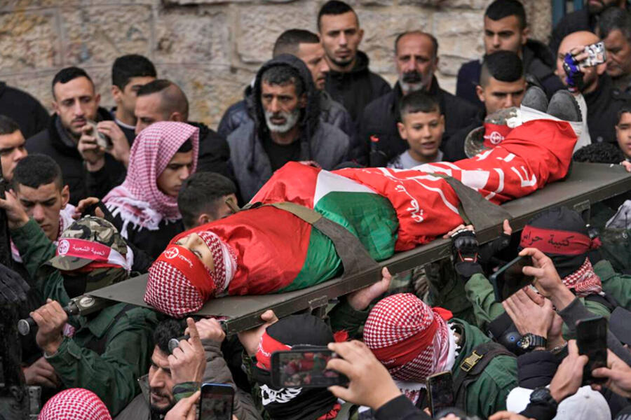 Palestinos llevan el cuerpo de Adam Ayyad durante su funeral, en la ciudad de Belén, el martes 3 de enero de 2023. Foto: AP.