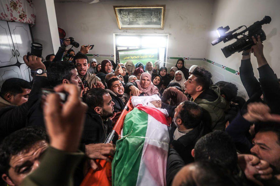 Familiares llevan el cuerpo de Hassan Shalabi, de 14 años, durante su funeral en el campamento de refugiados de Nusseirat | Gaza, febrero 9, 2019 (Foto: Mustafa Hassona / Anadolu)