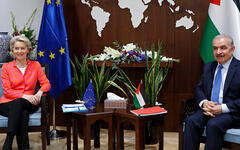 a presidenta de la Comisión Europea, Ursula von der Leyen, se reúne con el primer ministro de la Autoridad Palestina, Mohammad Shtayyeh, en Ramallah, el 14 de junio de 2022. Foto: AP.