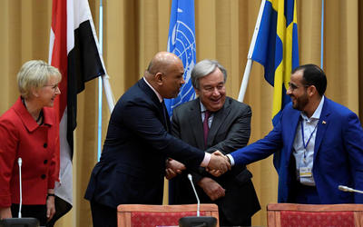 El jefe de la delegación de Ansarullah, Mohammed Abdul-Salam (derecha), y el Ministro de Rel. Exteriores de Yemen, Khaled al-Yamani, se dan la mano junto al Sec. Gral. de la ONU, Antonio Guterres, y la Ministra de Rel. Exteriores de Suecia, Margot Wallstrom | Rimbo (Suecia) Diciembre 13, 2018 (Foto Agencia TT / Pontus Lundahl / Reuters) El jefe de la delegación de Ansarullah, Mohammed Abdul-Salam (derecha), y el Ministro de Rel. Exteriores de Yemen, Khaled al-Yamani, se dan la mano junto al Sec. Gral. de la ONU, Antonio Guterres, y la Ministra de Rel. Exteriores de Suecia, Margot Wallstrom | Rimbo (Suecia) Diciembre 13, 2018 (Foto Agencia TT / Pontus Lundahl / Reuters)