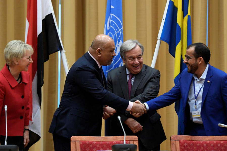 El jefe de la delegación de Ansarullah, Mohammed Abdul-Salam (derecha), y el Ministro de Rel. Exteriores de Yemen, Khaled al-Yamani, se dan la mano junto al Sec. Gral. de la ONU, Antonio Guterres, y la Ministra de Rel. Exteriores de Suecia, Margot Wallstrom | Rimbo (Suecia) Diciembre 13, 2018 (Foto Agencia TT / Pontus Lundahl / Reuters)