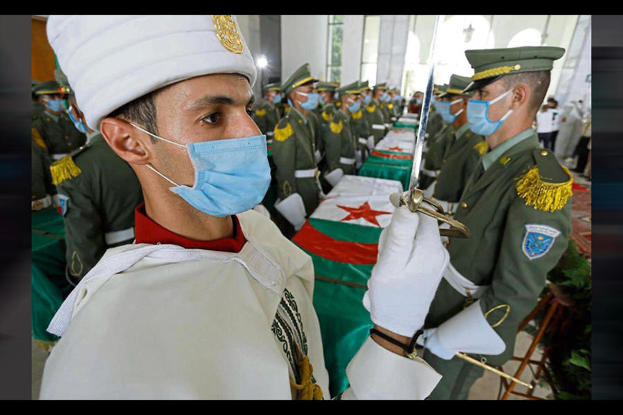 Militares y políticos participaron en Argel de la ceremonia de homenaje a los héroes nacionales cuyos restos fueron recuperados (Foto: Toufik Doudou / AP)