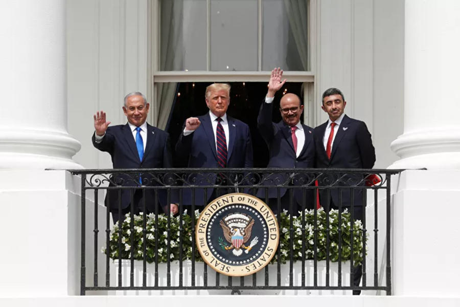 Los firmantes del acuerdo posan en el balcón de la Casa Blanca  |  Septiembre 15, 2020 (Foto: Tom Brenner / REUTERS)