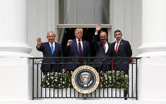 Los firmantes del acuerdo posan en el balcón de la Casa Blanca  |  Septiembre 15, 2020 (Foto: Tom Brenner / REUTERS)