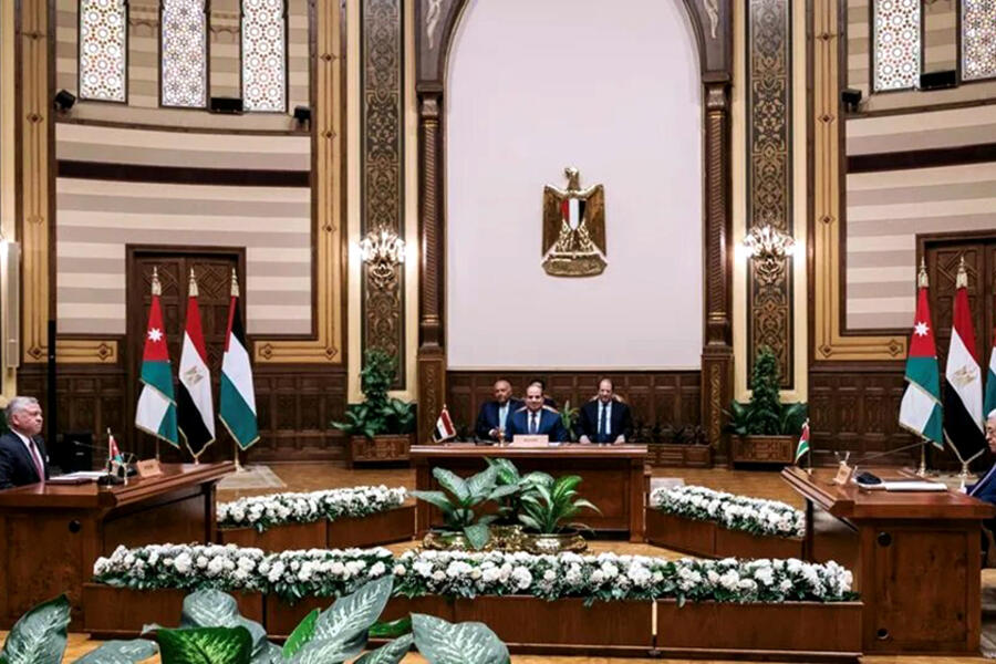 El Rey Abdullah II, el presidente egipcio Abdel Fattah al-Sisi y el presidente palestino Mahmoud Abbas celebran una cumbre trilateral en el Palacio Presidencial Al Ittihadiya en El Cairo el 17 de enero de 2023 (Foto: Corte Real de Jordania)
