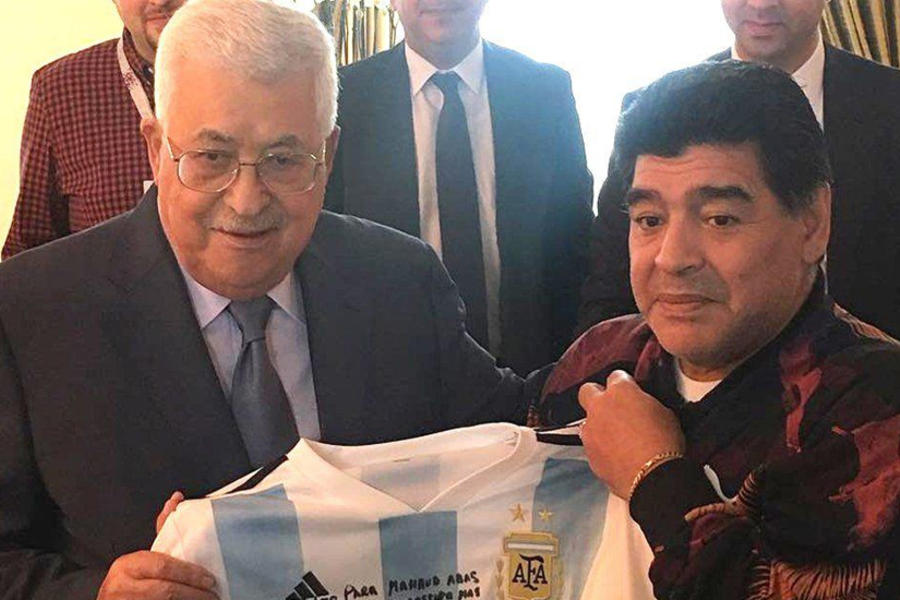 El presidente Abbas durante una reunión con Maradona. Foto: WAFA.