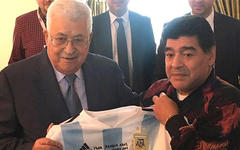 El presidente Abbas durante una reunión con Maradona. Foto: WAFA.