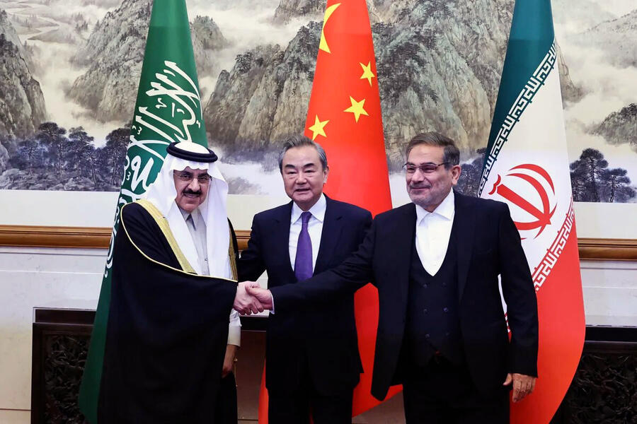Desde la izquierda, el consejero saudí de Seguridad Nacional, Musaid Al Aiban, el jefe de la diplomacia china, Wang Yi, y el secretario del Consejo Supremo de Seguridad Nacional, Ali Shanjaní, tras la firma del acuerdo en la cumbre de Beijing | Marzo 10, 2023 (Foto: Reuters) 