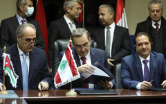 Amjad Rawashdeh, director general gerente de la Compañía Nacional de Energía Eléctrica de Jordania, Kamal Hayek, director de Electricité du Liban y Fawaz al-Zaher, gerente general de Transmisión y Distribución de Electricidad de Siria, firman un acuerdo que suministrará electricidad al Líbano en el Ministerio de Energía en Beirut el miércoles (Foto: Mohamed Azakir / Reuters)