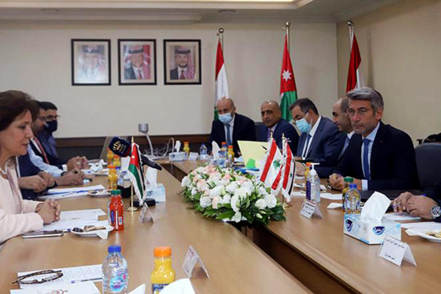 Reunión en la capital jordana entre la ministra de Energía y Recursos Minerales, Hala Zawati, el ministro de Electricidad de Siria, Ghassan Zamel, y el ministro de Energía y Agua del Líbano, Walid Fayyad (Foto: Petra)