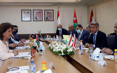 Reunión en la capital jordana entre la ministra de Energía y Recursos Minerales, Hala Zawati, el ministro de Electricidad de Siria, Ghassan Zamel, y el ministro de Energía y Agua del Líbano, Walid Fayyad (Foto: Petra)