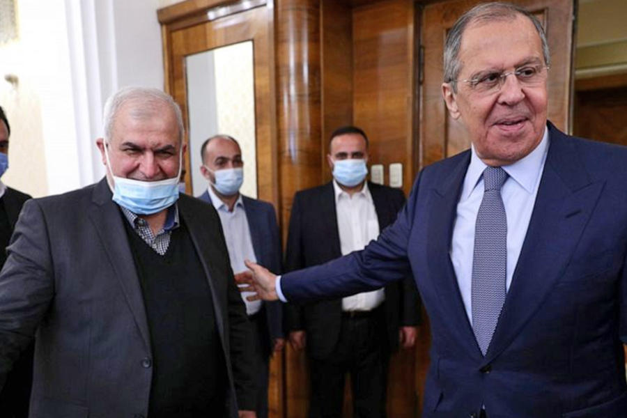 El ministro de Relaciones Exteriores de Rusia, Sergey Lavrov, a la derecha, da la bienvenida al jefe del bloque parlamentario de Hezbollah, Mohamad Raad. Foto: Servicio de Prensa del Ministerio de Relaciones Exteriores de Rusia.