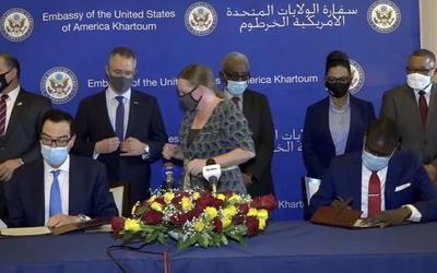 El secretario del Tesoro de EEUU, Steven Mnuchin (izq.), y el ministro de Justicia sudanés, Nasredeen Abdulbari, firman los Acuerdos de Abraham en la capital de Sudán, Jartum, el 6 de enero de 2021 (foto: redes) El secretario del Tesoro de EEUU, Steven Mnuchin (izq.), y el ministro de Justicia sudanés, Nasredeen Abdulbari, firman los Acuerdos de Abraham en la capital de Sudán, Jartum, el 6 de enero de 2021 (foto: redes)