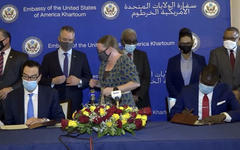 El secretario del Tesoro de EEUU, Steven Mnuchin (izq.), y el ministro de Justicia sudanés, Nasredeen Abdulbari, firman los Acuerdos de Abraham en la capital de Sudán, Jartum, el 6 de enero de 2021 (foto: redes)
