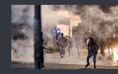 Manifestantes protestaron violentamente y bloquearon calles en la capital tunecina (Foto: Fethi Belaid / AFP) Manifestantes protestaron violentamente y bloquearon calles en la capital tunecina (Foto: Fethi Belaid / AFP)