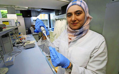 Marwa Malhis trabajando en el laboratorio de bioanalítica de la Universidad de Ciencias Aplicadas de Coburg (Foto: Universidad de Coburg) 