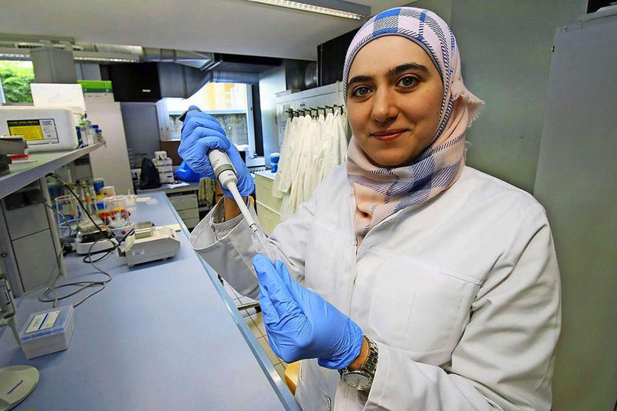 Marwa Malhis trabajando en el laboratorio de bioanalítica de la Universidad de Ciencias Aplicadas de Coburg (Foto: Universidad de Coburg) 