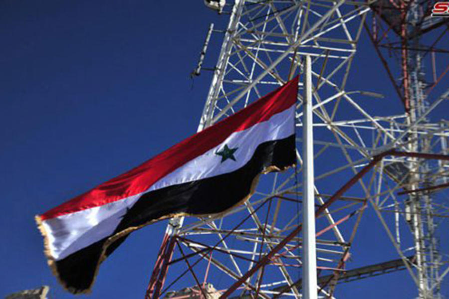 La bandera siria izada en Daraa al Balad, al sur de la ciudad de Daraa, capital provincial - Julio 12, 2018 (Foto SANA)