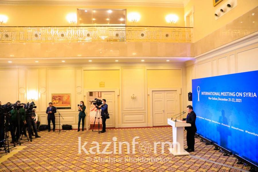 Funcionario del Min. de Rel. Exteriores de Kazajistán brinda conferencia de prensa tras la 17ª reunión sobre Siria en el formato Astana | Nur-Sultán, Diciembre 22 de 2021 (Foto: Mukhtar Kholdorvekov / Kazinform)