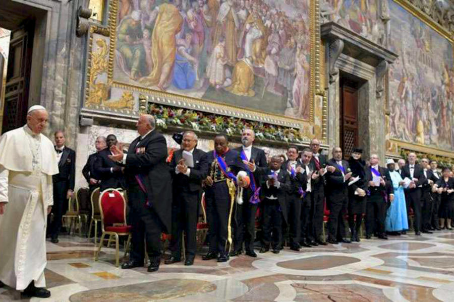 El Papa Francisco ante el Cuerpo Diplomático (Foto Vatican Media).