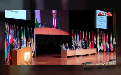 Palabras del viceministro sirio de Relaciones Exteriores y Expatriados durante la sesión plenaria de la Conferencia Internacional (Foto: SANA) Palabras del viceministro sirio de Relaciones Exteriores y Expatriados durante la sesión plenaria de la Conferencia Internacional (Foto: SANA)