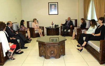 El ministro asistente de Relaciones Exteriores de la República Árabe Siria Ayman Sousan junto a la delegación de las Damas Sirias de Chile y, entre otros, los encargados de negocios de ambos países, Fayzeh Ahmad y David Quiroga El ministro asistente de Relaciones Exteriores de la República Árabe Siria Ayman Sousan junto a la delegación de las Damas Sirias de Chile y, entre otros, los encargados de negocios de ambos países, Fayzeh Ahmad y David Quiroga